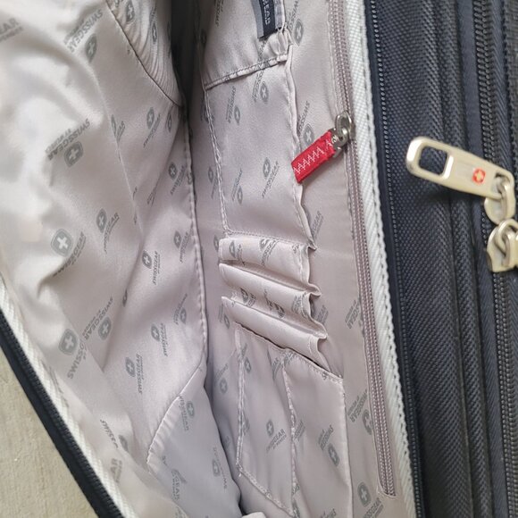 Swissgear Black Red Rolling Briefcase Padded Laptop Pocket 17 Inches - Picture 10 of 16